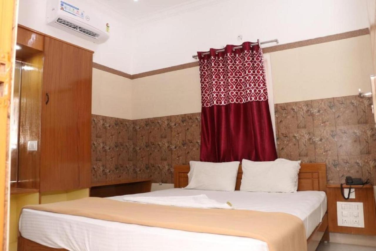 Saravanas Lodge Tiruchchendūr Екстериор снимка